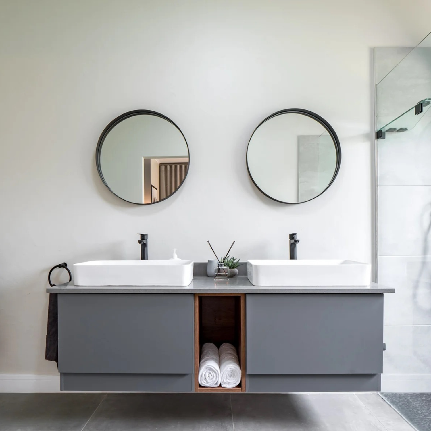 Deep_Frame_circular_Lifestyle_2_Sq_format.png