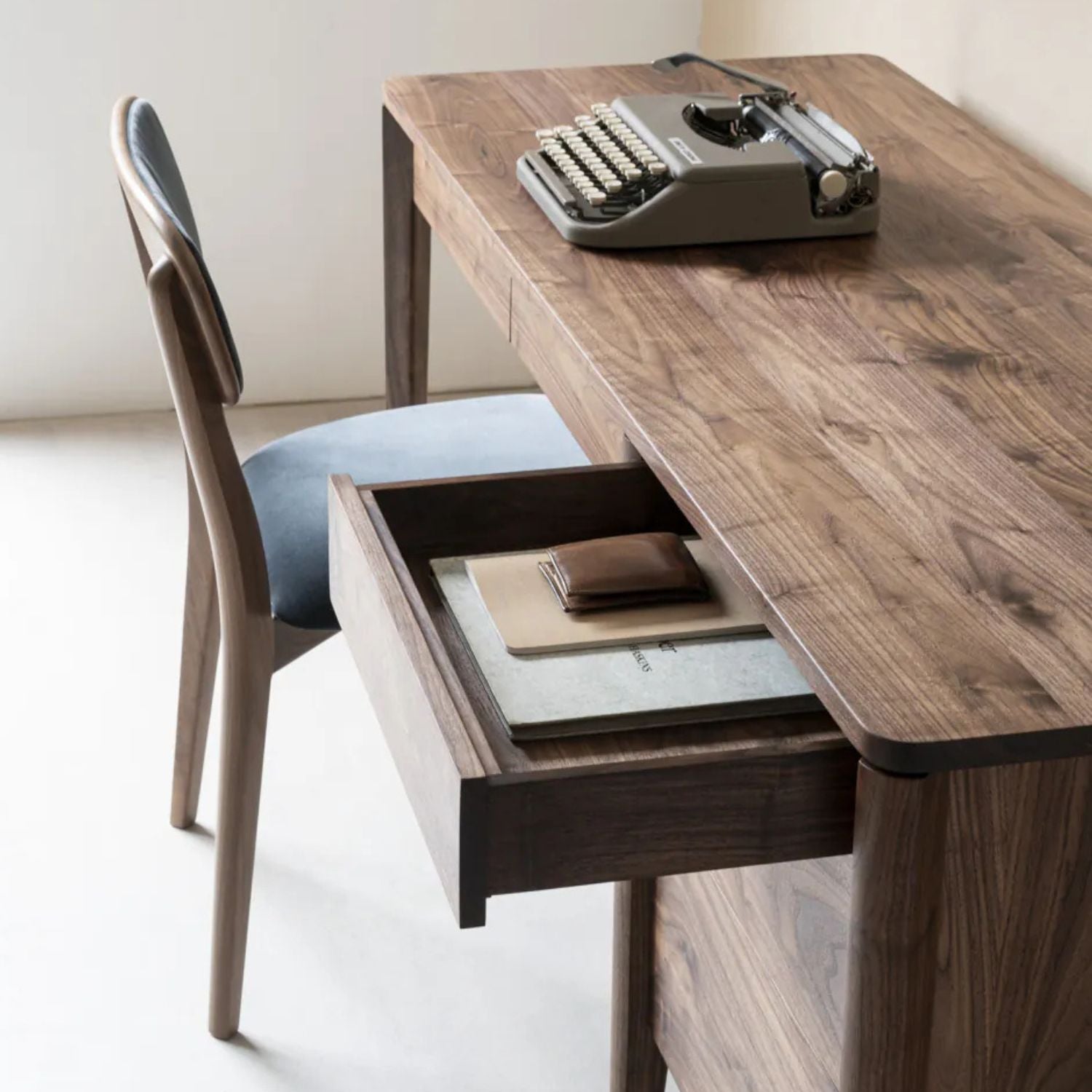 Ivor_desk_walnut_2.jpg
