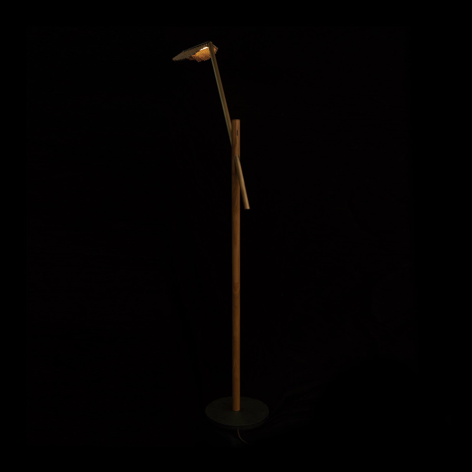 Ludikiwe_floor_lamp_with_white_background.png