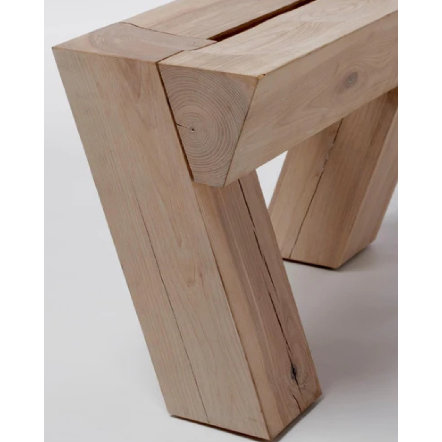 Instomi_bench_3.png