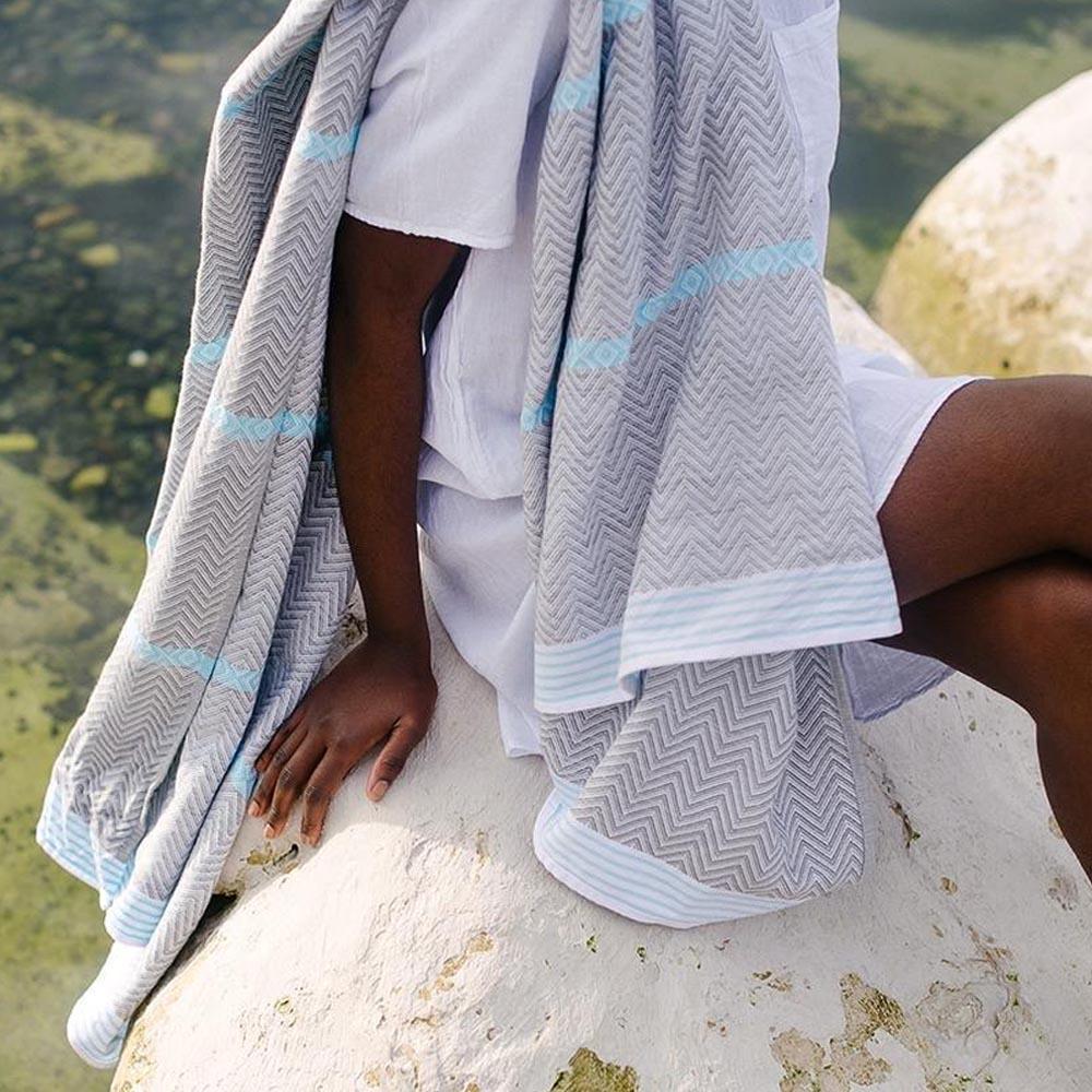 aqua-tawulo-towel4_bea3557c-a530-4ce0-bb1e-d03fd70b60cf.jpg