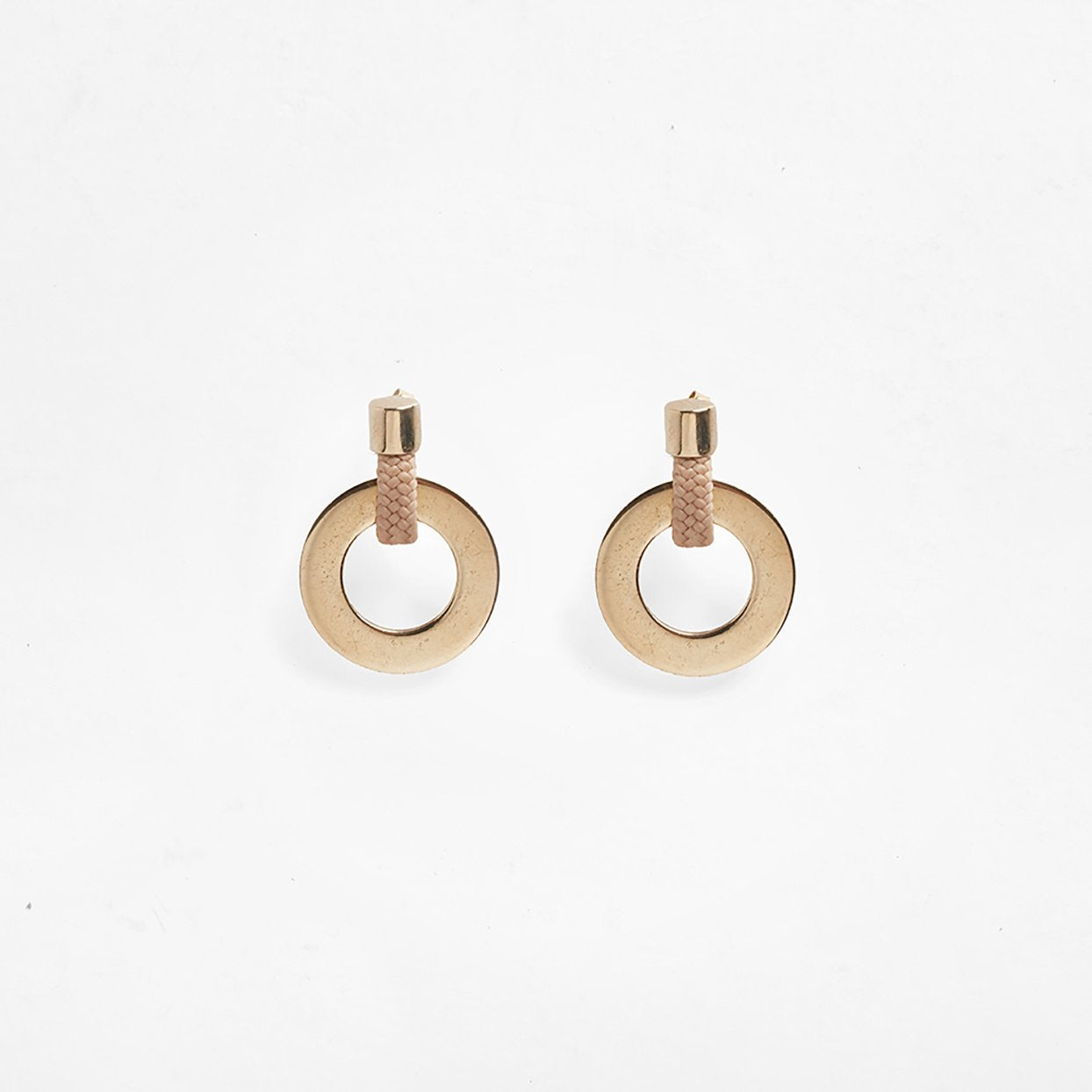 b1563a78ec59337587f6ab6397699afc_2Fnoor_earrings_beige_PICNOO-E-BG_LR_2000x_e1e02cce-5c3b-48ce-8fc9-cf2d34d9a601.jpg