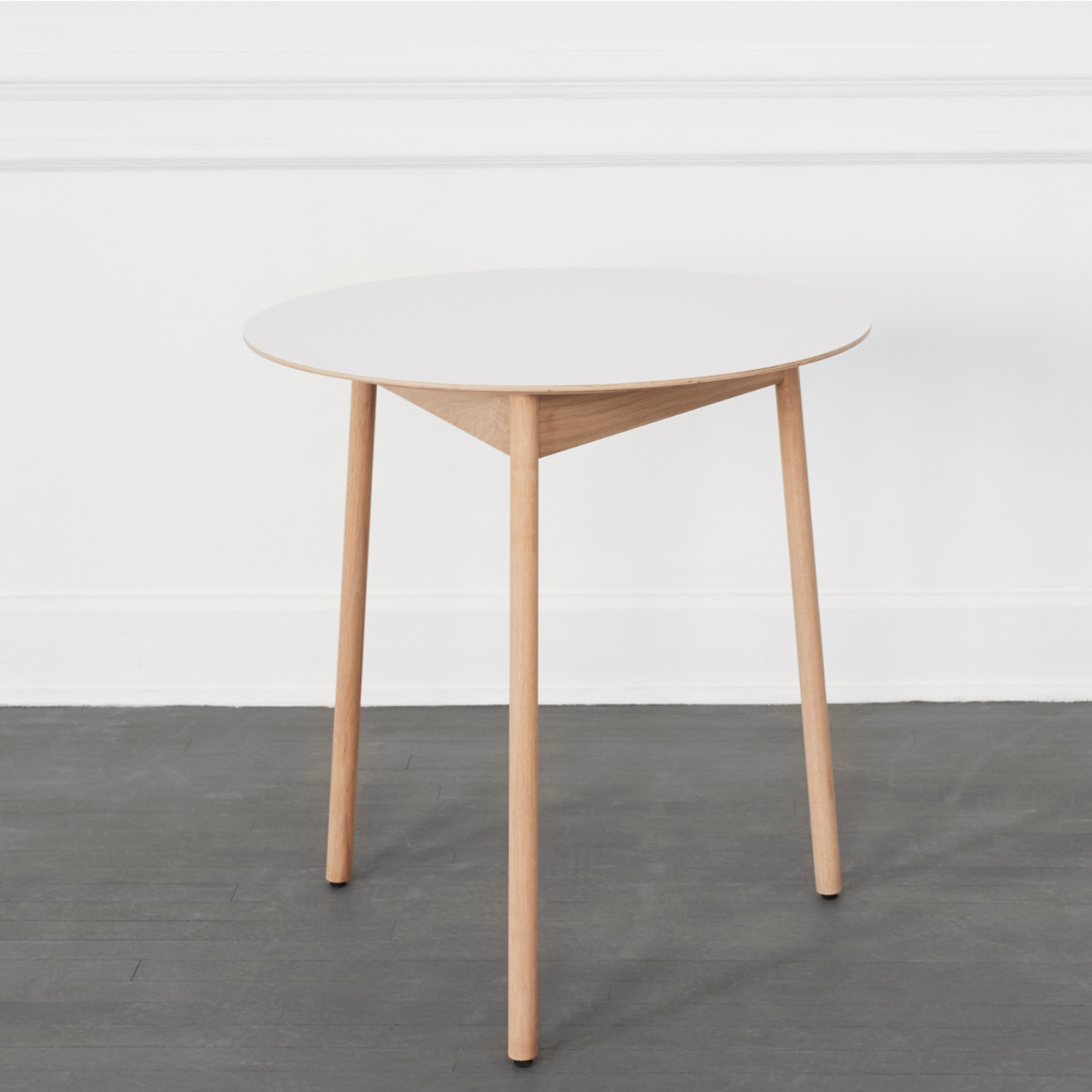 cafe_table_oak_and_white_fenix.png