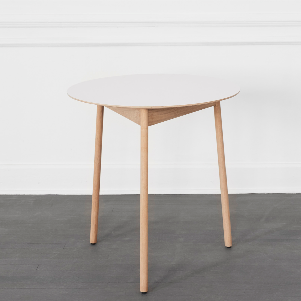 cafe_table_oak_and_white_fenix.png