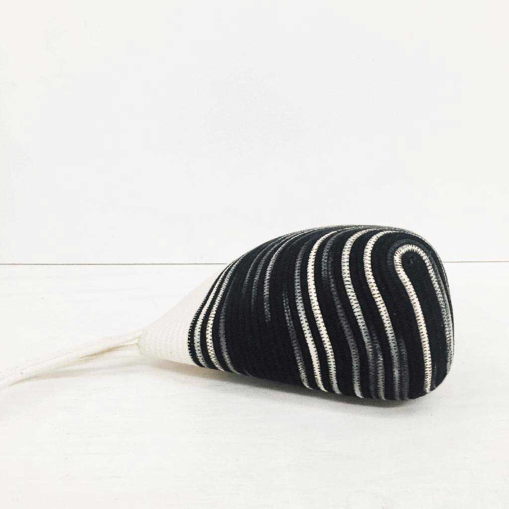 handle-clutch-mia-melange-ikat-photo3_1512x_a216c718-df5a-4e47-a3ec-6c9d15c26ee2.jpg